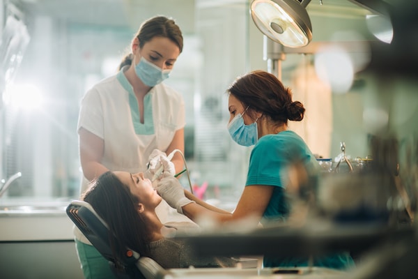 What does a dental assistant do